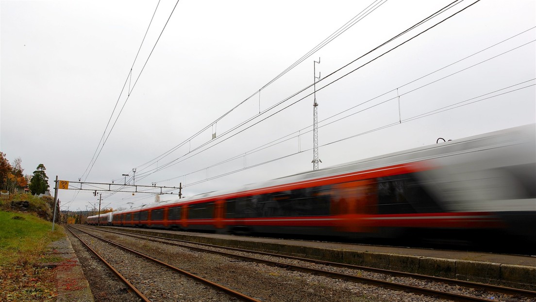 ¡Impresionante! Tren a toda velocidad embistió un camión atascado en las vías (VIDEO)