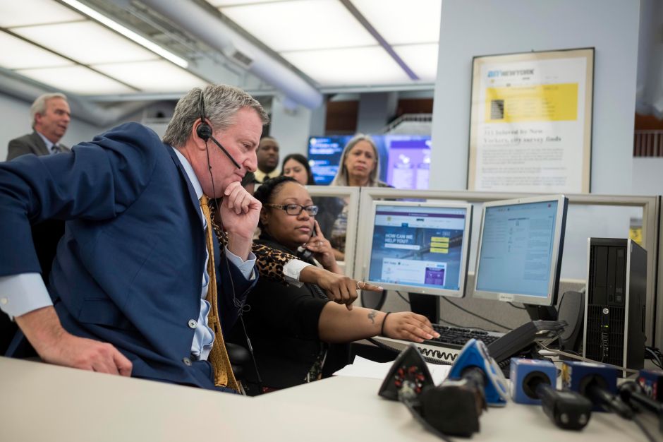 Alcalde de Nueva York anuncia plan para atender avalancha de llamadas por crisis del coronavirus