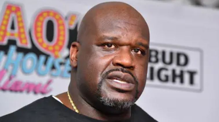 Shaquille O’Neal sorprendió a un hombre en una joyería con un gesto que se hizo VIRAL (Video)