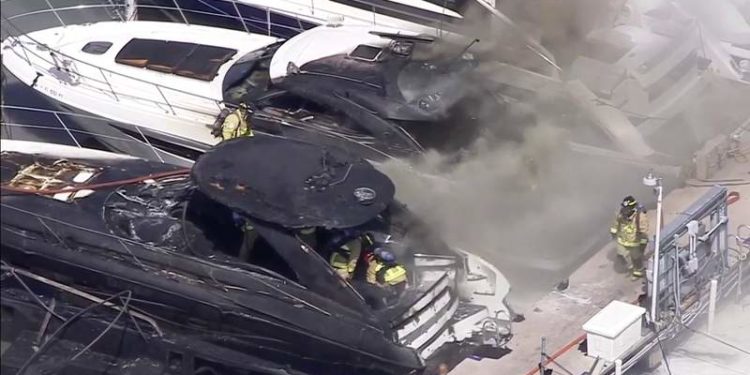 Un incendio en la marina de Kay Biscayne afecto a seis yates en Miami (Vídeo)