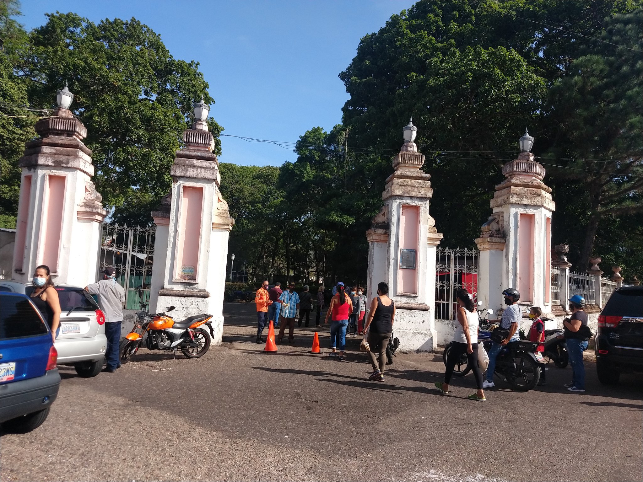 Cementerio de San Cristóbal abre sus puertas para que personas puedan homenajear a sus familiares #10May (Fotos)