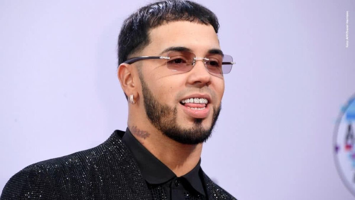 ¡Fanfarrón! Anuel AA presumió sus nuevos zarcillos de 420 mil dólares