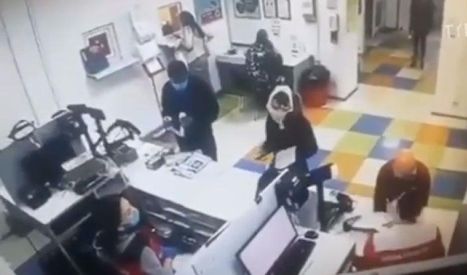 ¡Insólito! Se desnudó en público para usar su ropa interior como mascarilla en oficina postal (Video)