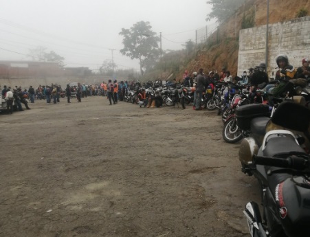 La interminable cola de motos en el km 34 de la carretera Panamericana para echar gasolina #5May (Foto)