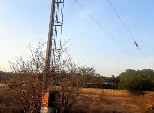 Torre de alumbrado de un estadio de béisbol en Falcón está a punto de caerse (Fotos)