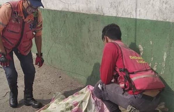 Murió tras electrocutarse con un cable de alta tensión y caer de un muro en Vargas