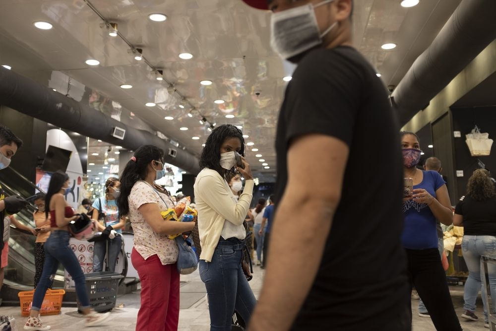 Bloomberg: Venezolanos desafían la cuarentena y la creciente epidemia para volver al trabajo