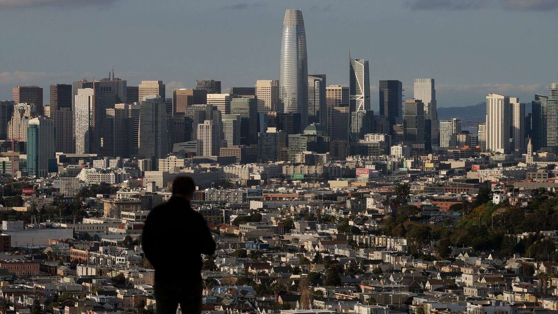 La obra de arte “Black Lives Matter” se repinta continuamente en famosa roca de California