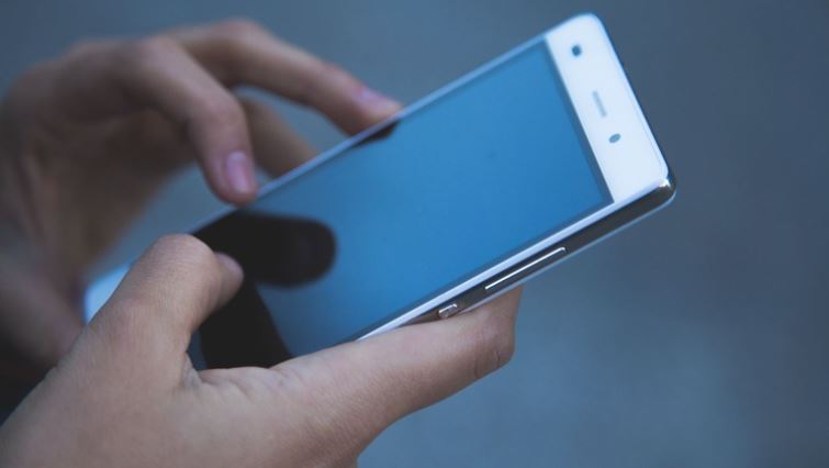 Su esposo murió y tiempo después, una misteriosa FOTO de él apareció en la galería de su teléfono