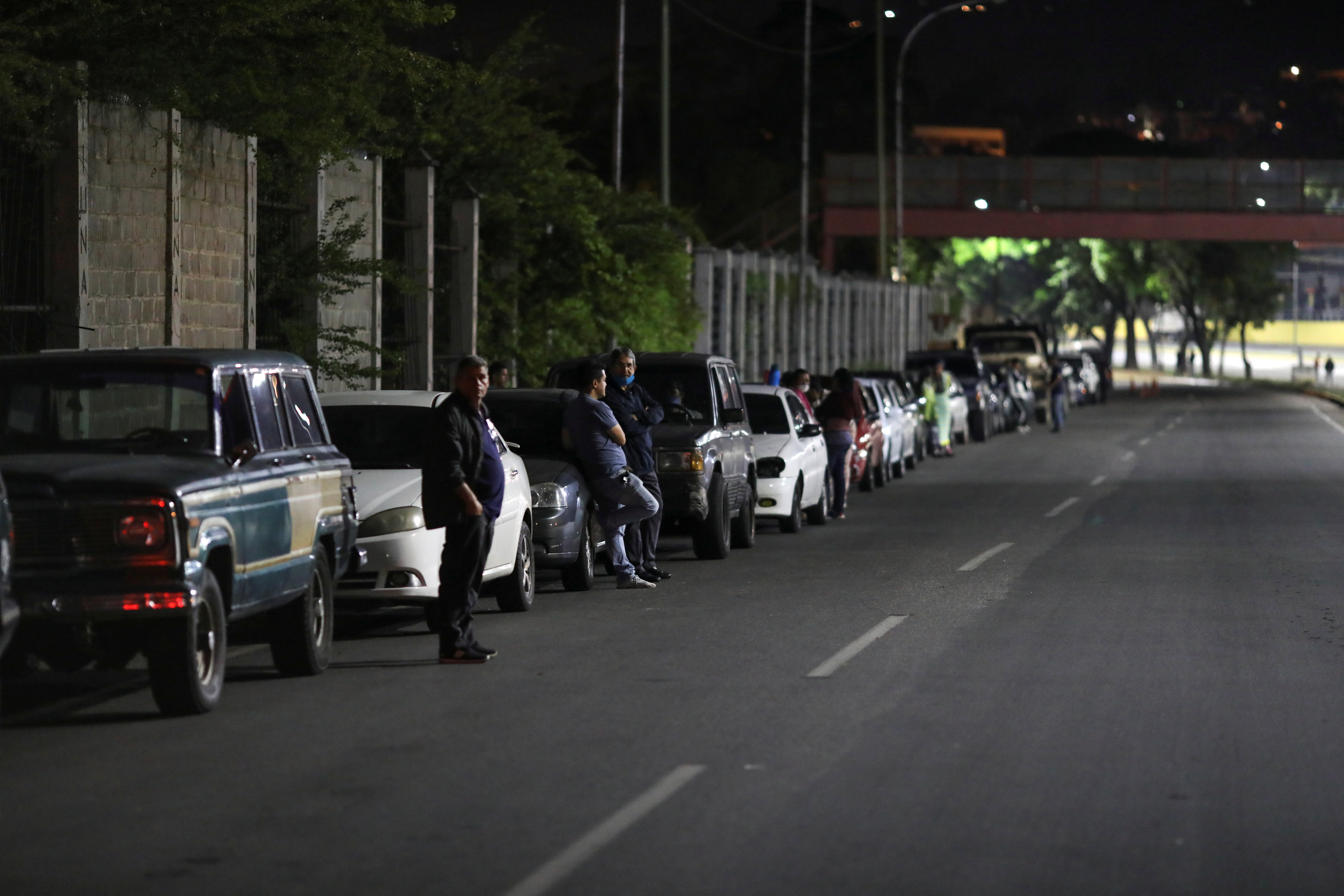 En Venezuela, cinco días haciendo cola en las bombas no garantiza que surtas gasolina