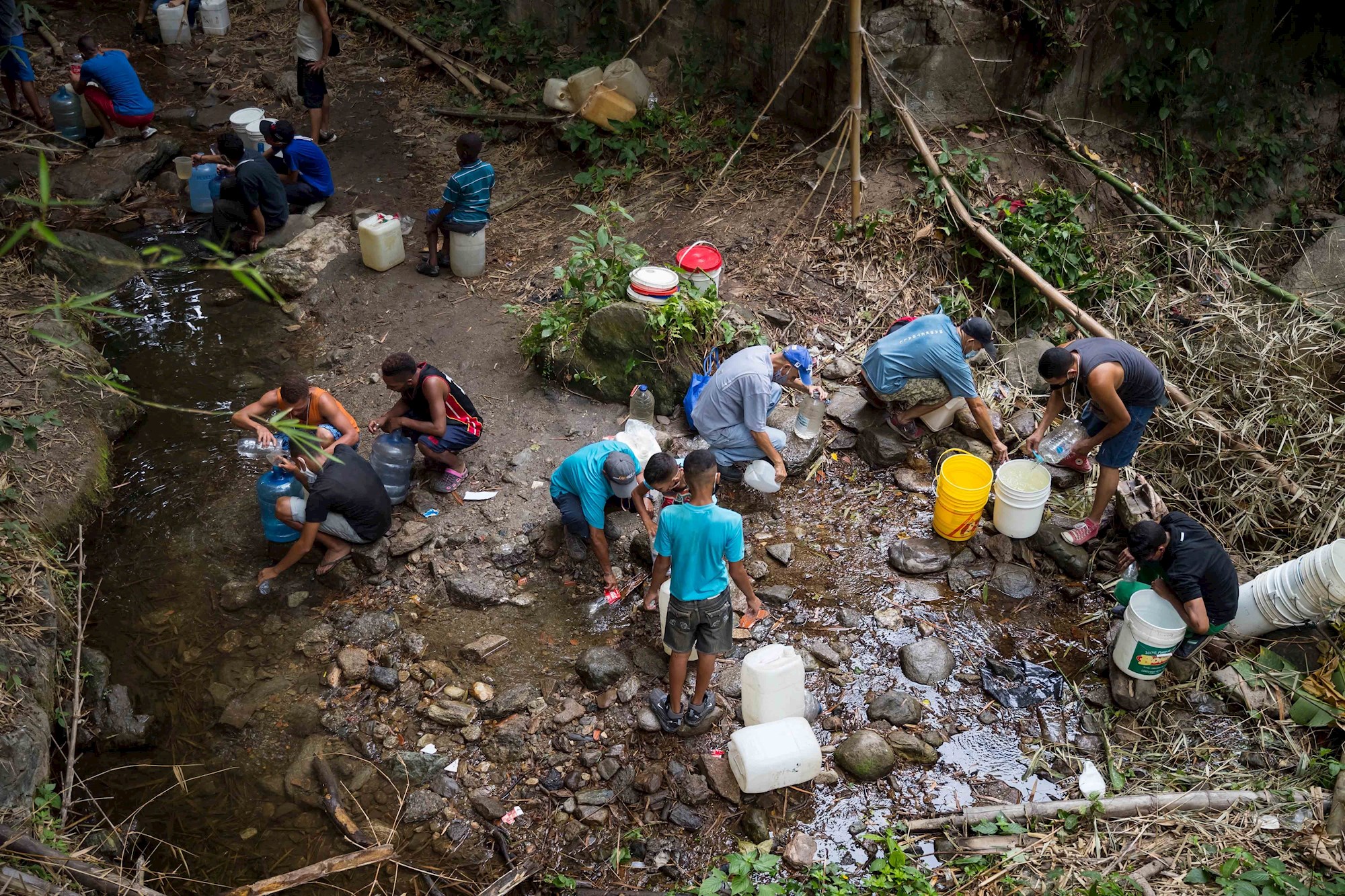 Caraqueños sufren cada vez más cortes de luz y escasez de agua