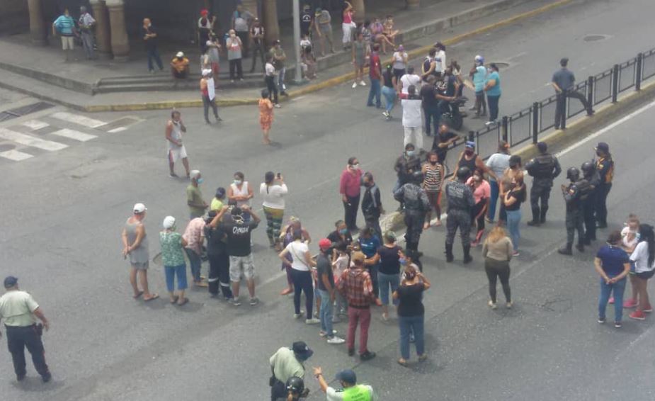 Esbirros del régimen intentaron amedrentar a vecinos que protestaban en El Silencio (Videos) #7Jun