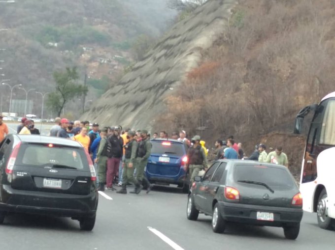 Por segunda vez, grupo de personas trancan la AGMA por no poder surtir gasolina (FOTO) #1Jun