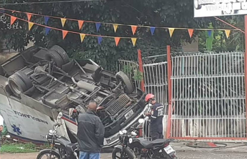 ¡Terrible! Ambulancia colisionó ocasionando fuerte accidente vial en San Diego (Foto) #19Jun