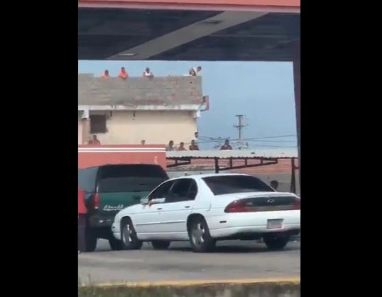 ¡INCREÍBLE! Reclusos del Retén de Cabimas se pasean armados a la vista de la GNB y usuarios en una E/S (VIDEO)