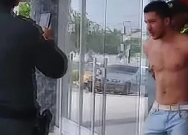 “¡Ay papi!” Iba a robar un banco pero terminó robando piropos por su atractivo (Video)