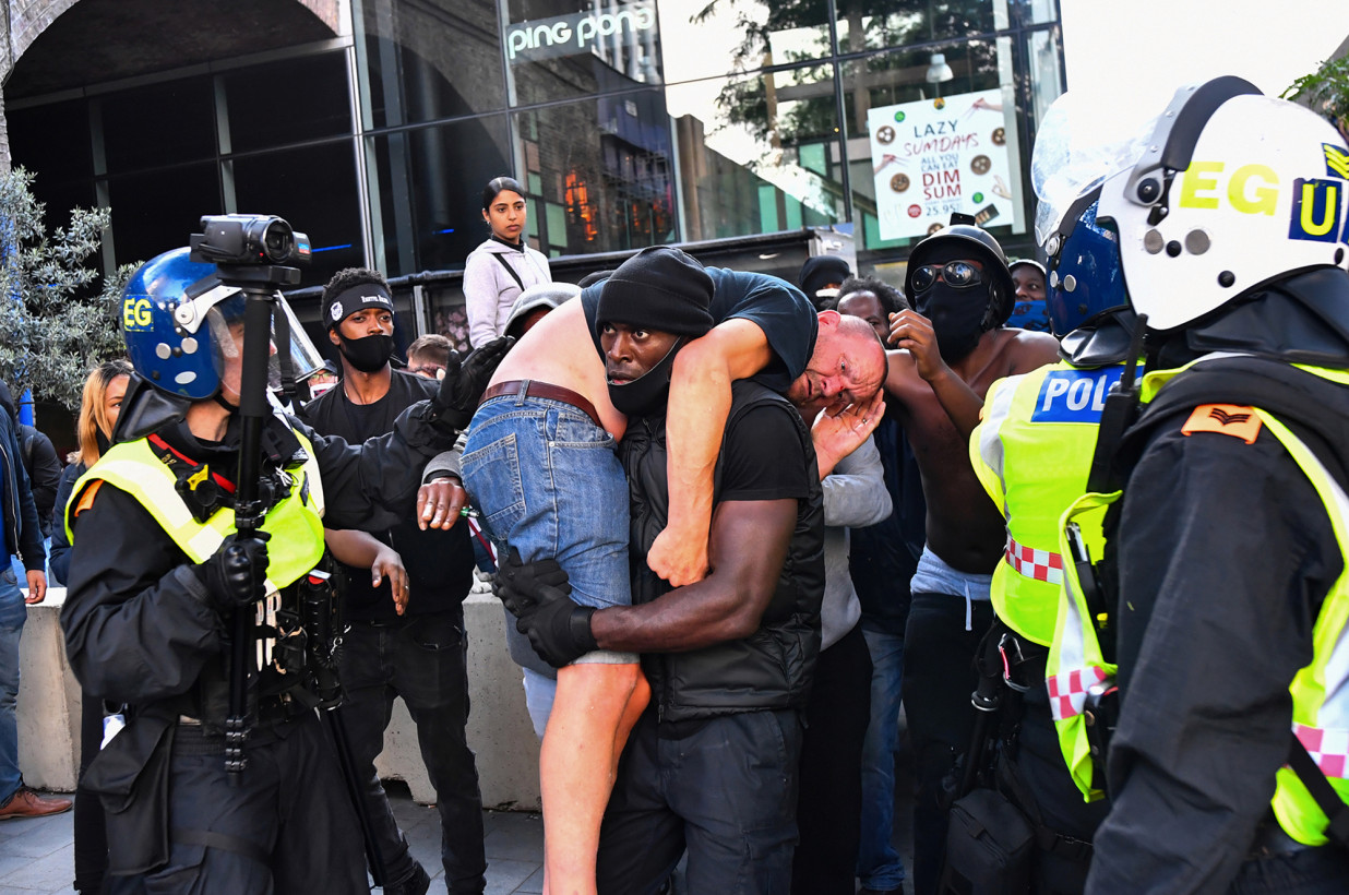 Manifestante de Black Lives Matter lleva a un protestante blanco herido a un lugar seguro