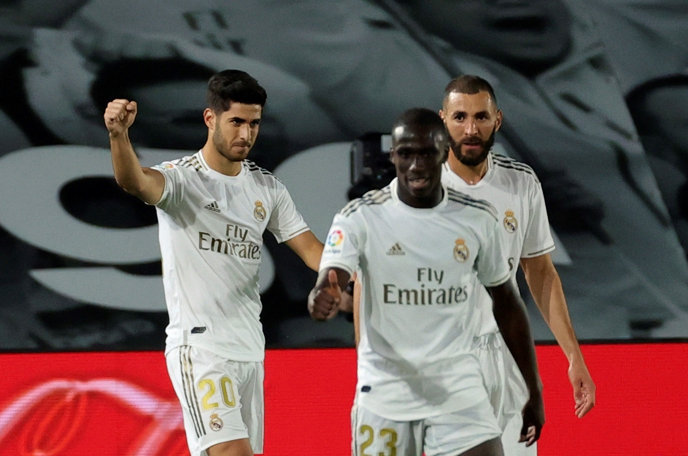 Asensio y Benzema mantienen el pulso del Real Madrid sobre Barcelona