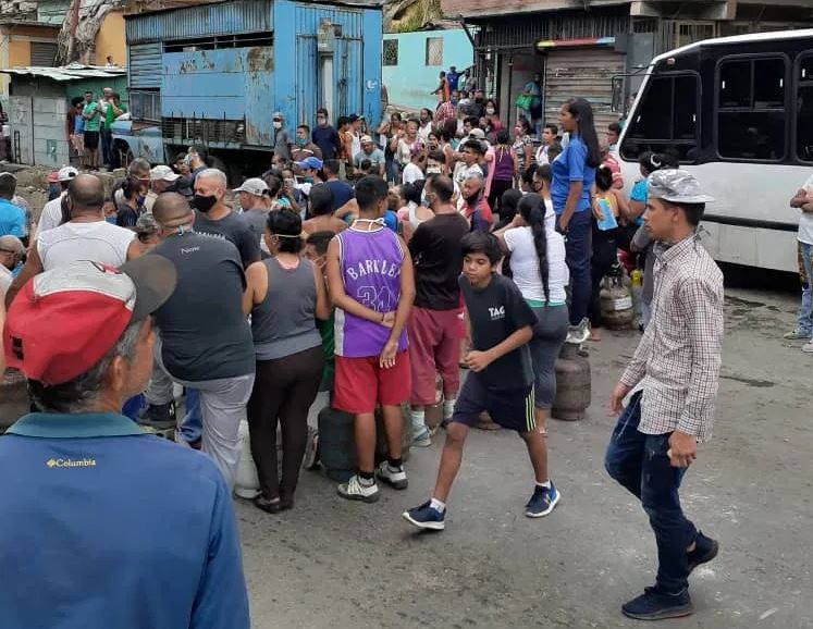 Vecinos de la carretera vieja Caracas-Los Teques protestaron por falta de gas doméstico este #19Mar