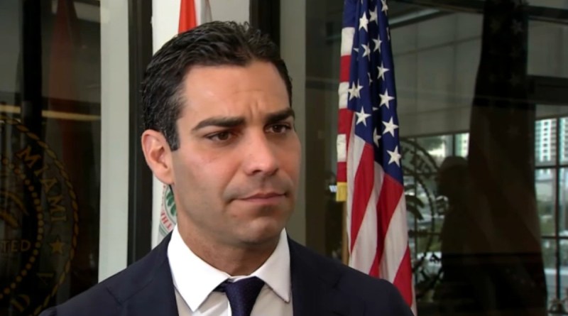 El alcalde de Miami entrega máscaras cerca del parque Marlins