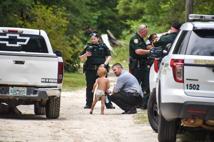 Un niño autista fue encontrado junto a los perros de la familia