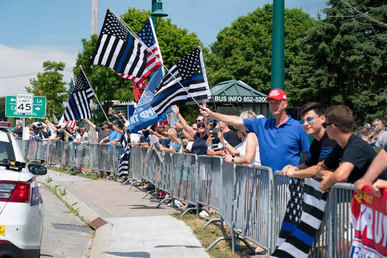 Cientos apoyan a la policía durante el mitin “Back the Blue” de Long Island