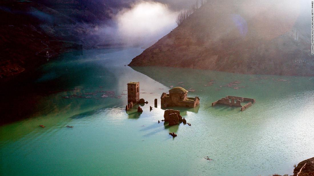 ¡Increíble! Pueblo italiano, que desde 1994 está bajo el agua, podría salir de nuevo a la superficie