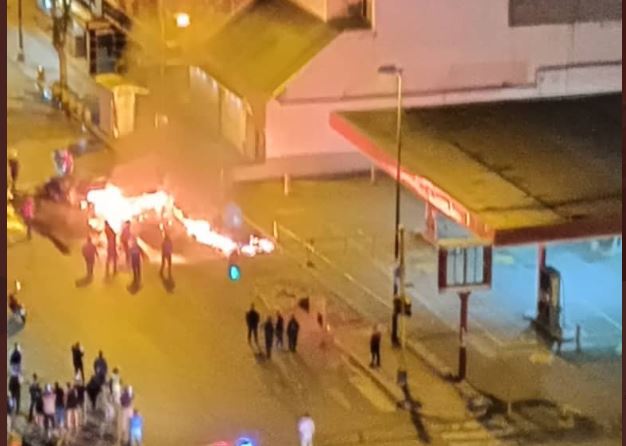 Vehículo se incendió apenas echó la gasolina iraní en Parque Central (FOTOS)