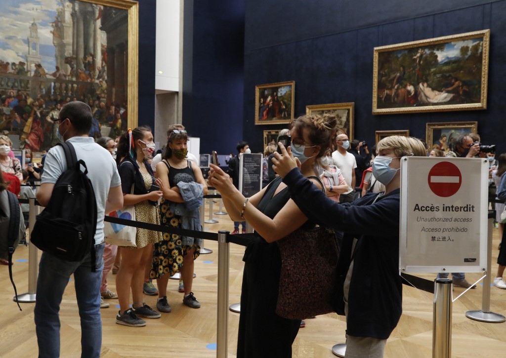 El Louvre de París reabre sus puertas sin su habitual público extranjero