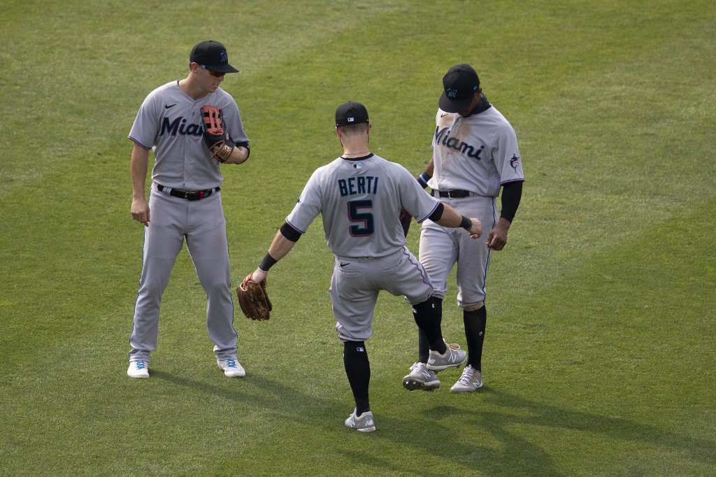 Posponen dos juegos de Grandes Ligas de béisbol por brote en Marlins