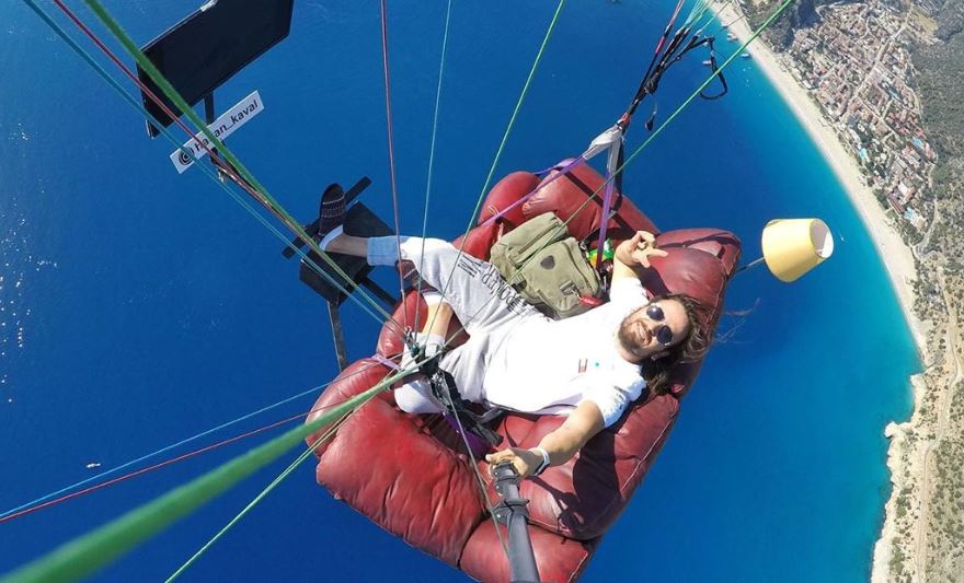 Imagina volar desde la comodidad de tu sofá: Un hombre lo hizo realidad en parapente (Video)