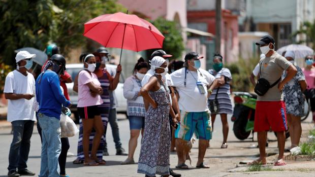 Las descomunales colas en Cuba para recibir un pollo (Video)