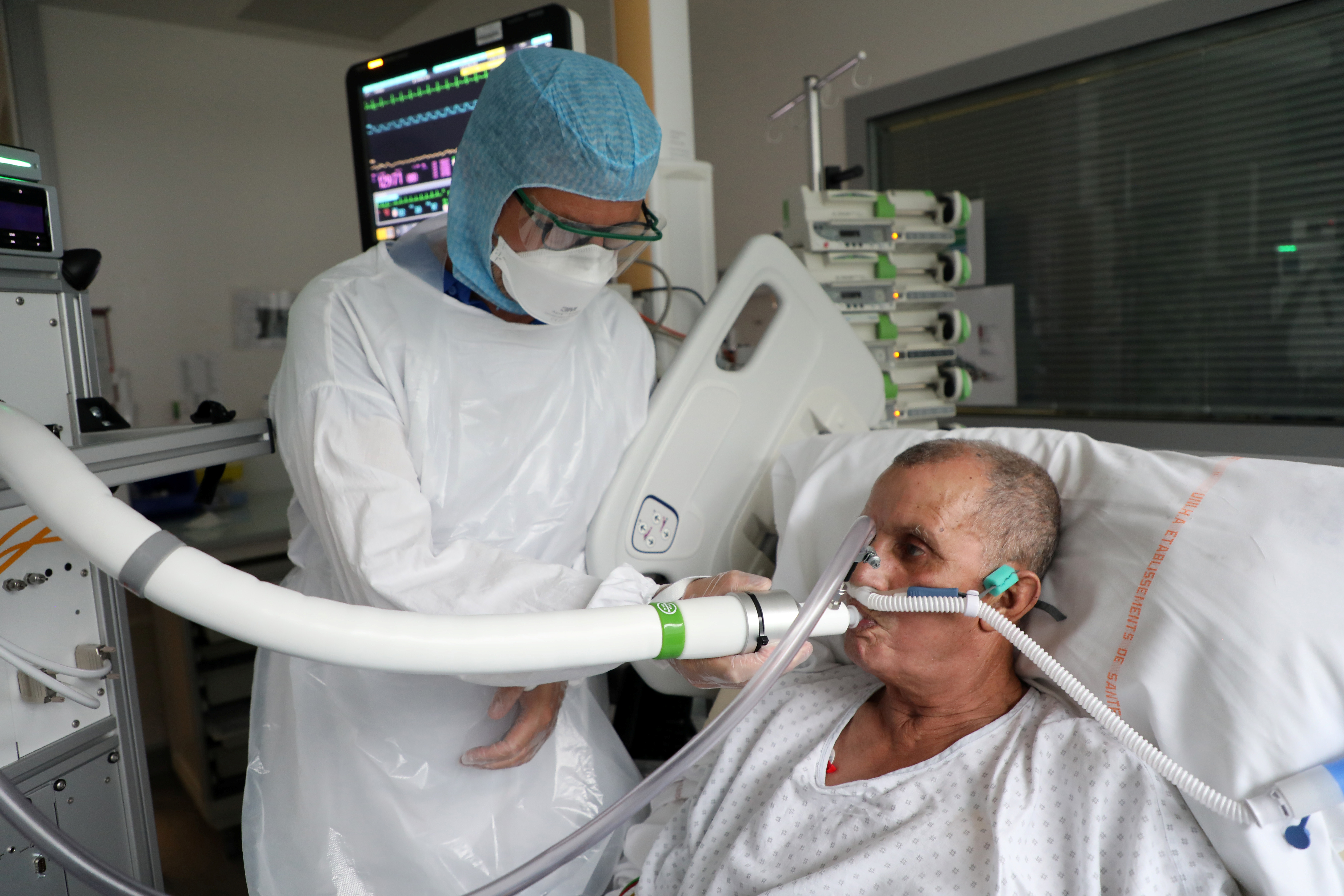 Hospital francés prueba nueva máquina de tipo “control de alcoholemia” para detectar Covid-19