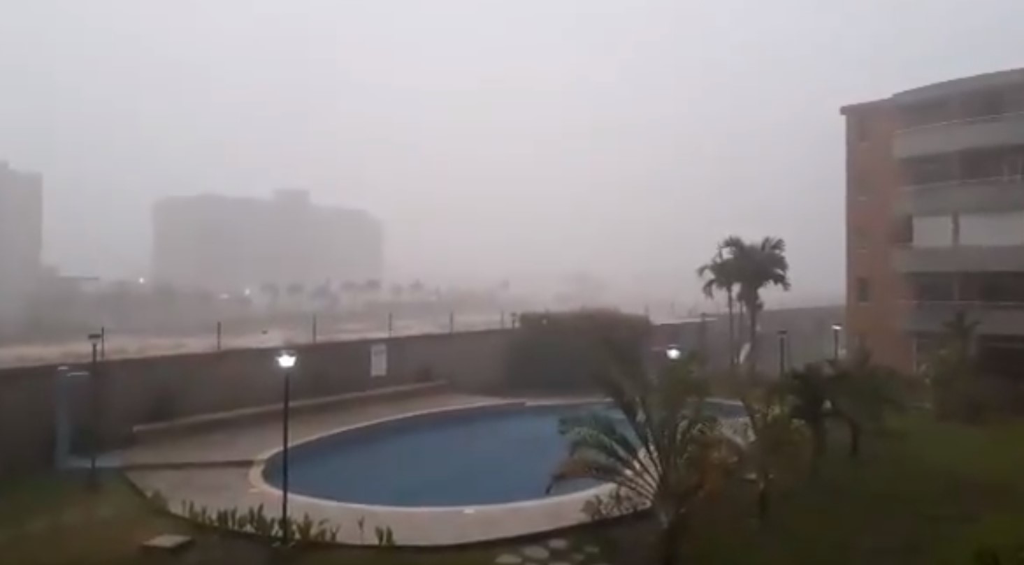 EN VIDEO: “Se cae” el cielo en Higuerote; el gran aguacero que azota las costas mirandinas #7Jun