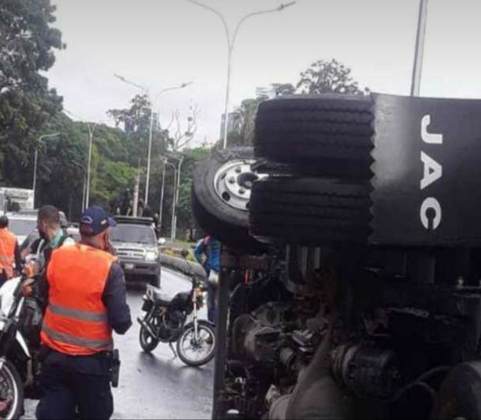 Unidad de transporte de la GNB se volteó en la Francisco Fajardo #3Jul (Fotos)