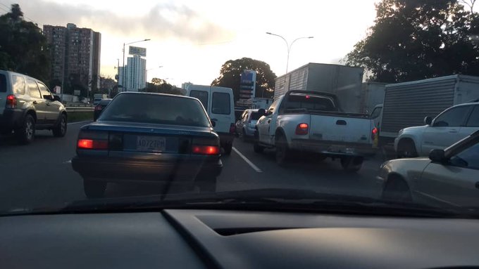 Reportan fuerte retraso para entrar a Caracas a la altura de Fuerte Tiuna #27Jul (FOTO)