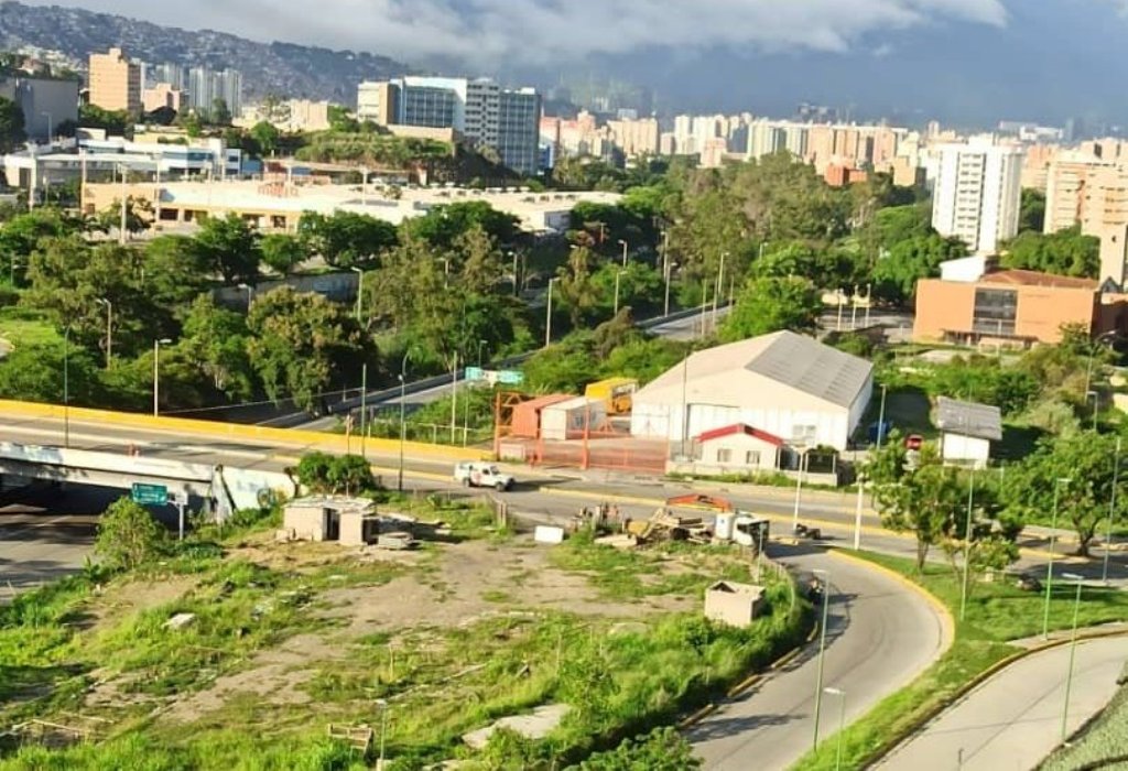 ¡Encerrados! Denunciaron cierre de accesos a la autopista Francisco Fajardo en Montalbán (Fotos)