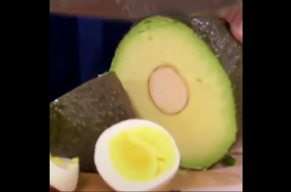 Cortó un aguacate de la peor forma posible y las redes enloquecieron (VIDEO)