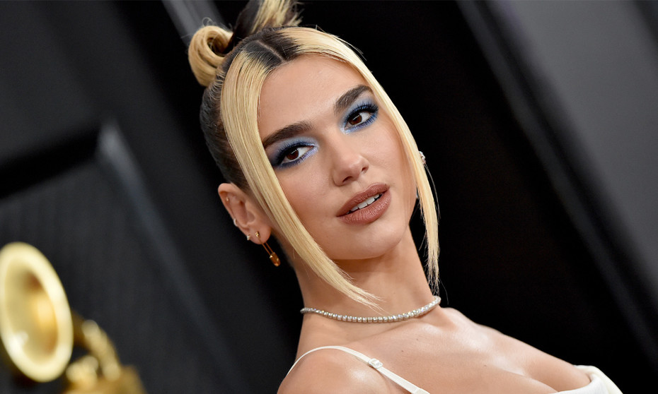 Dua Lipa demuestra sus dotes de flexibilidad en esta sexy sesión de yoga (VIDEO)