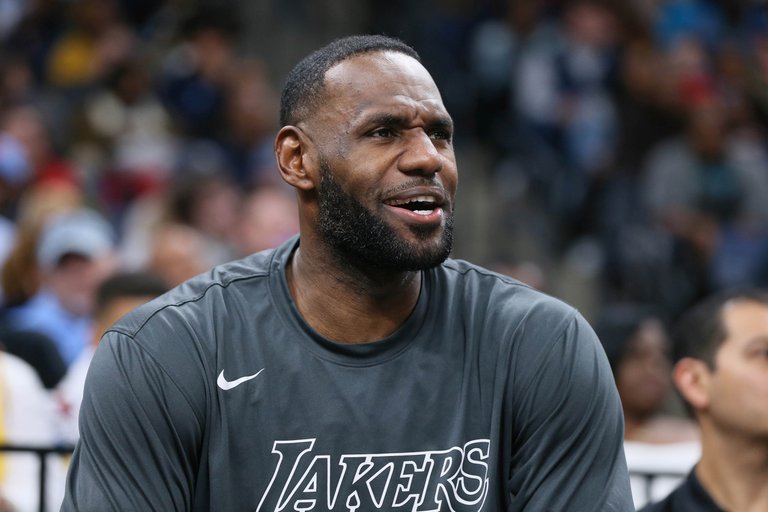 Forbes: LeBron es el primer jugador activo de la NBA con una fortuna de mil millones de dólares