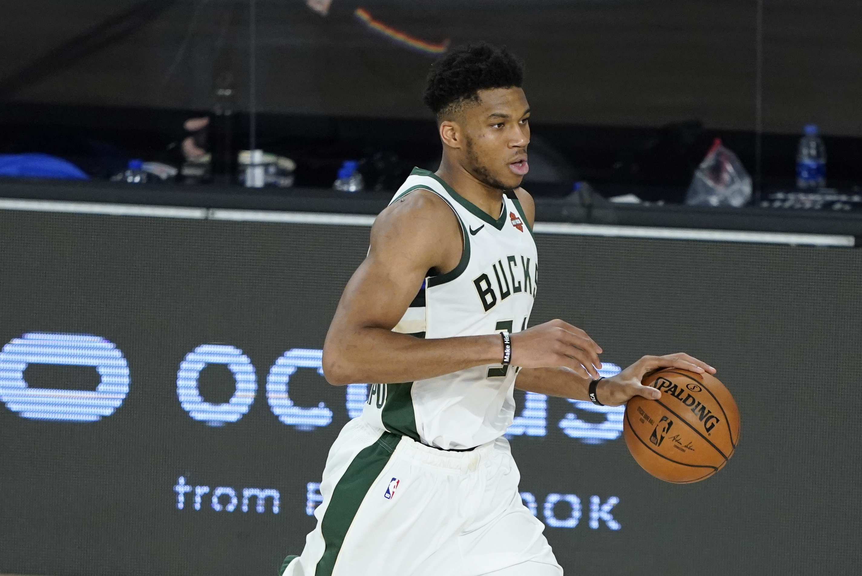 Giannis Antetokounmpo elegido como “Mejor Defensa del Año” de la NBA