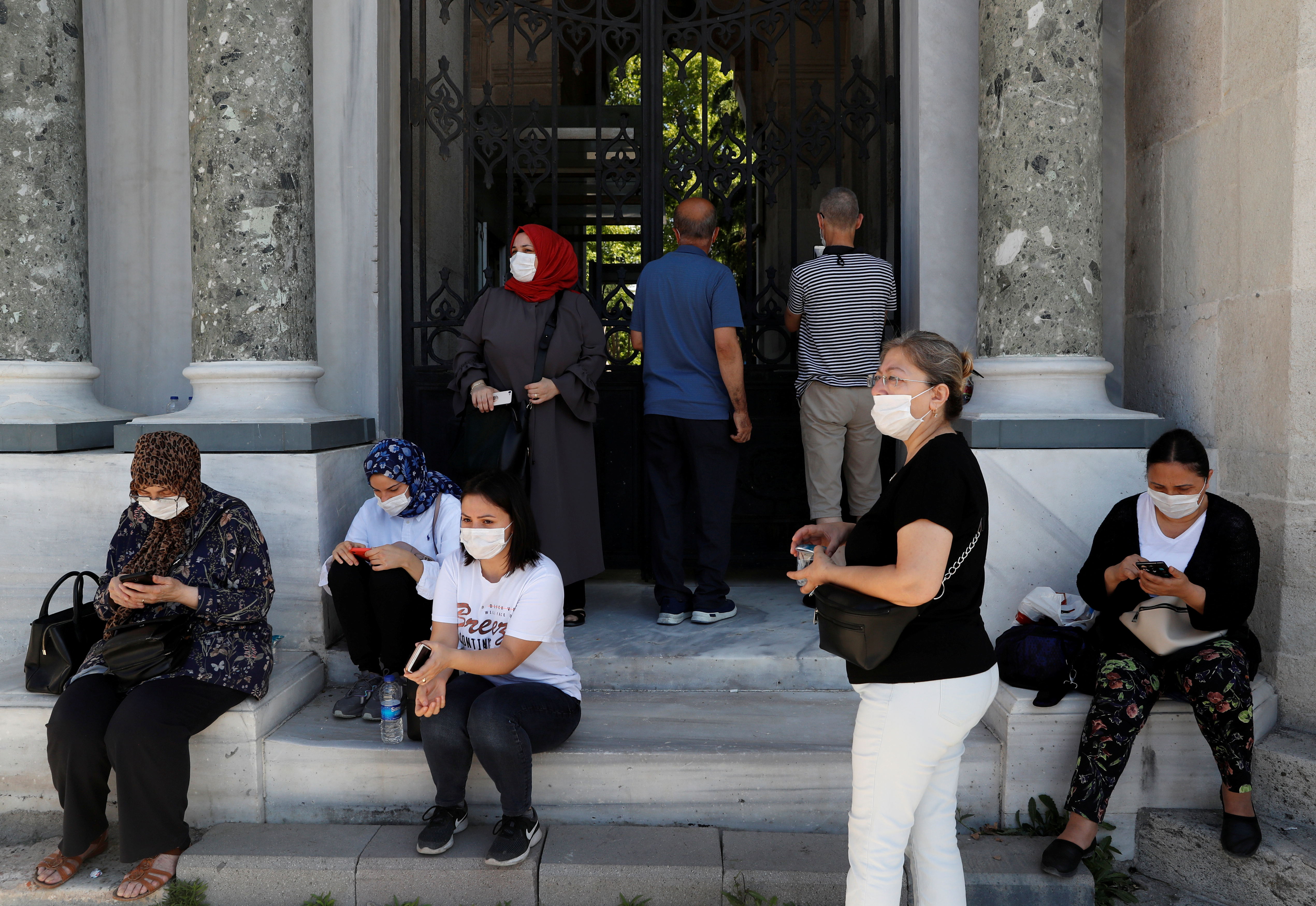 Los médicos turcos acusan al Gobierno de ocultar datos de contagios por Covid-19