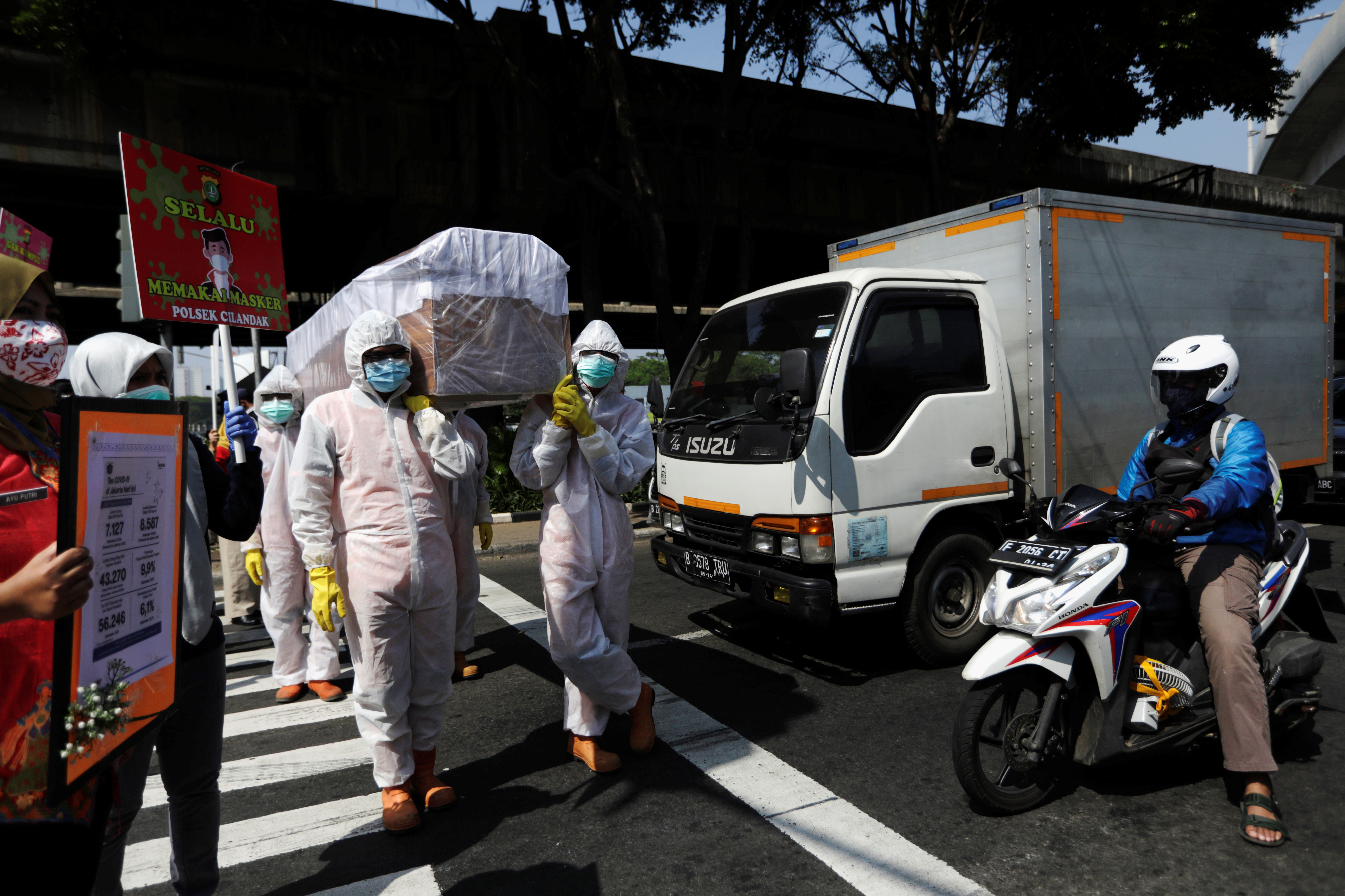 Más de 910.000 muertos por la pandemia del coronavirus en el mundo