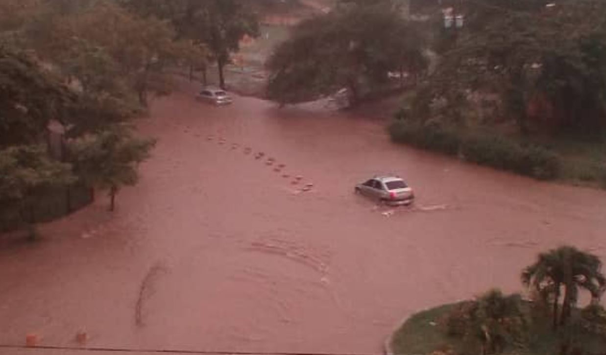 Torrencial lluvia causa estragos en Guarenas este #30Ago (Fotos y videos)