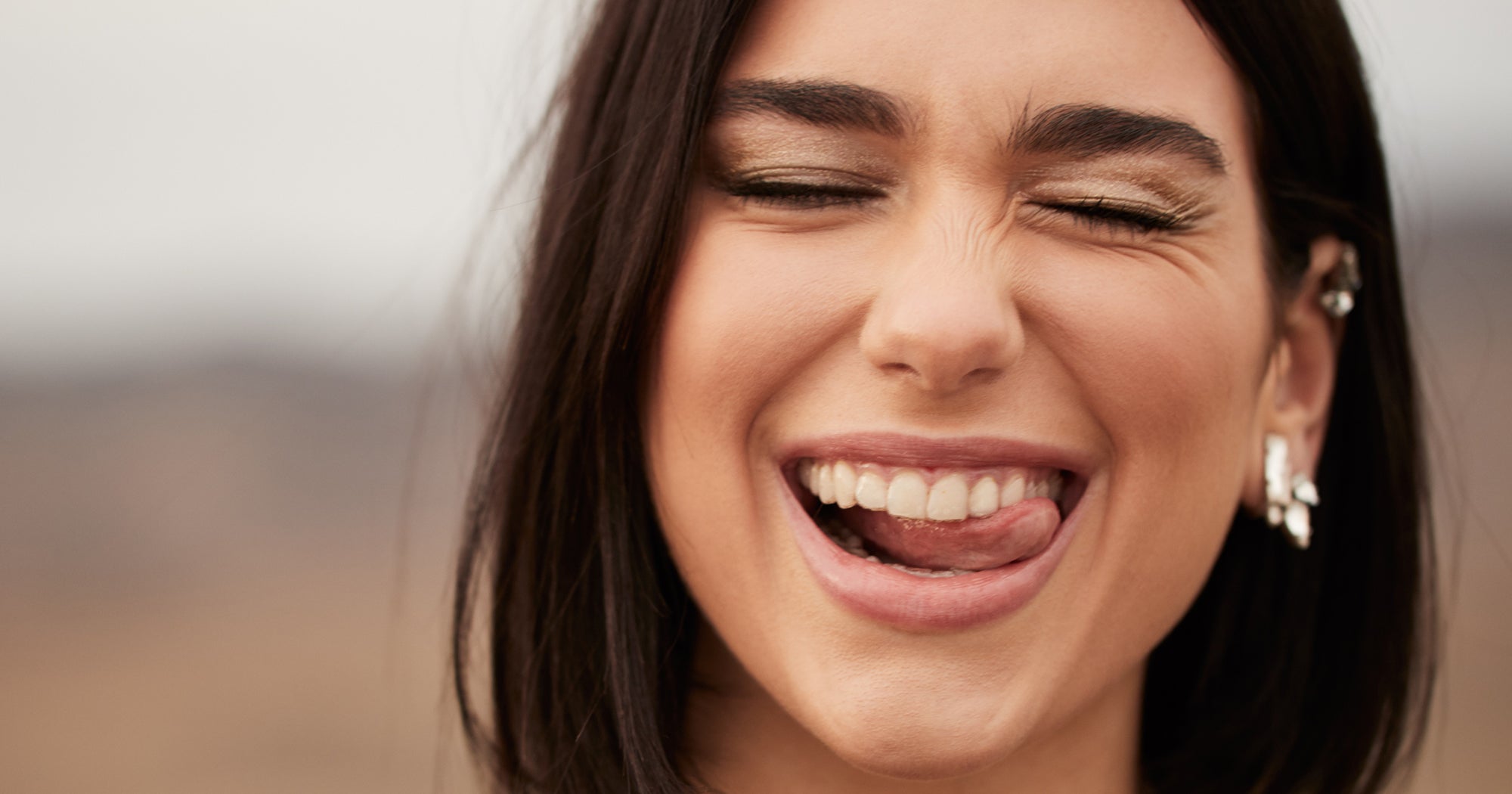 ¡Qué pecado! Dua Lipa se bajó los pantalones y mostró diminuto hilo blanco con un detalle inesperado (FOTO)