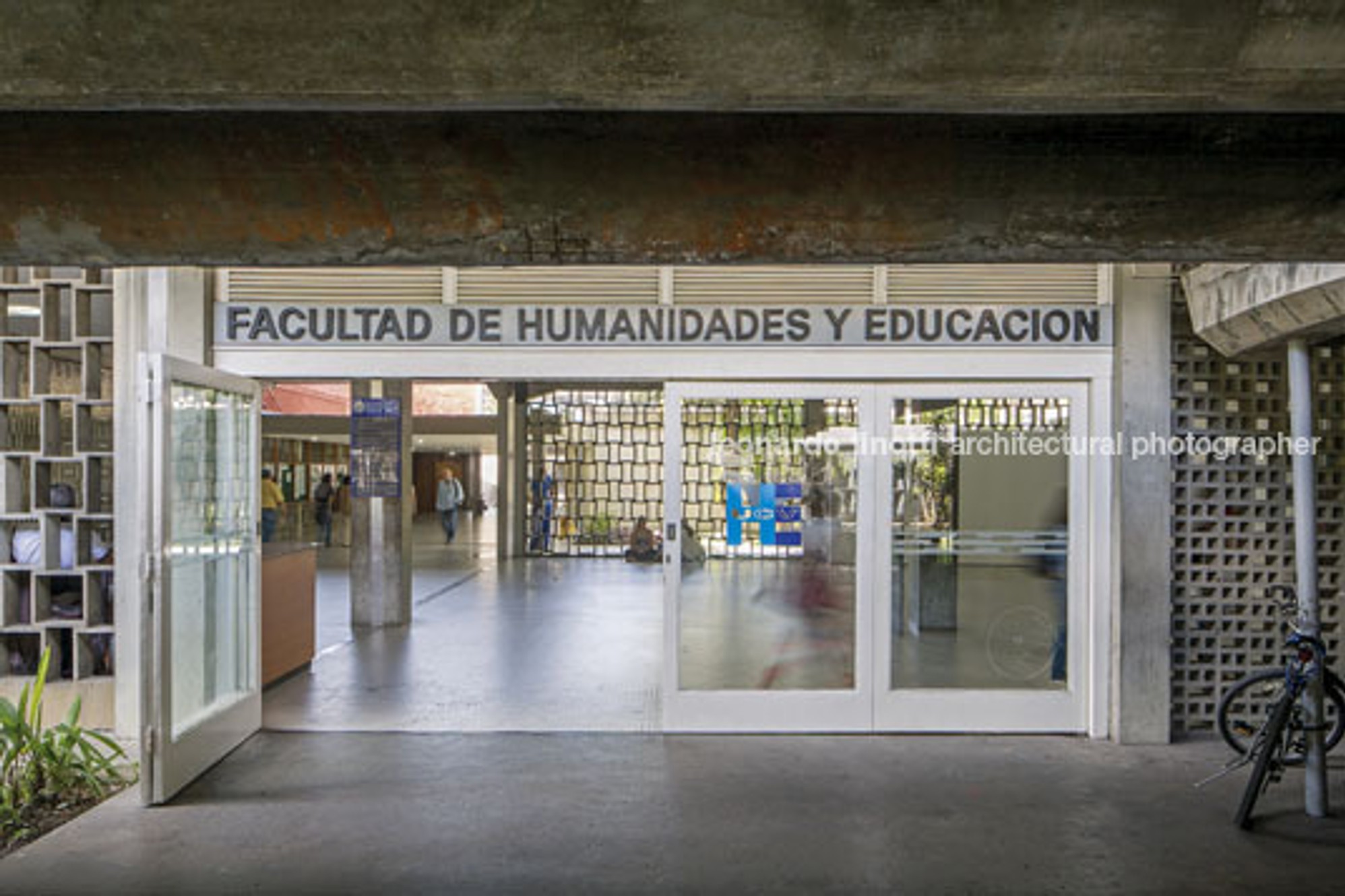 Delincuentes desmantelaron la oficina de la Facultad de Humanidades de la UCV (Fotos)