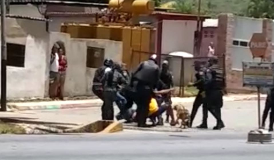 Esbirros del régimen reprimieron a transportistas que protestaban por combustible en Cojedes (Fotos y video)