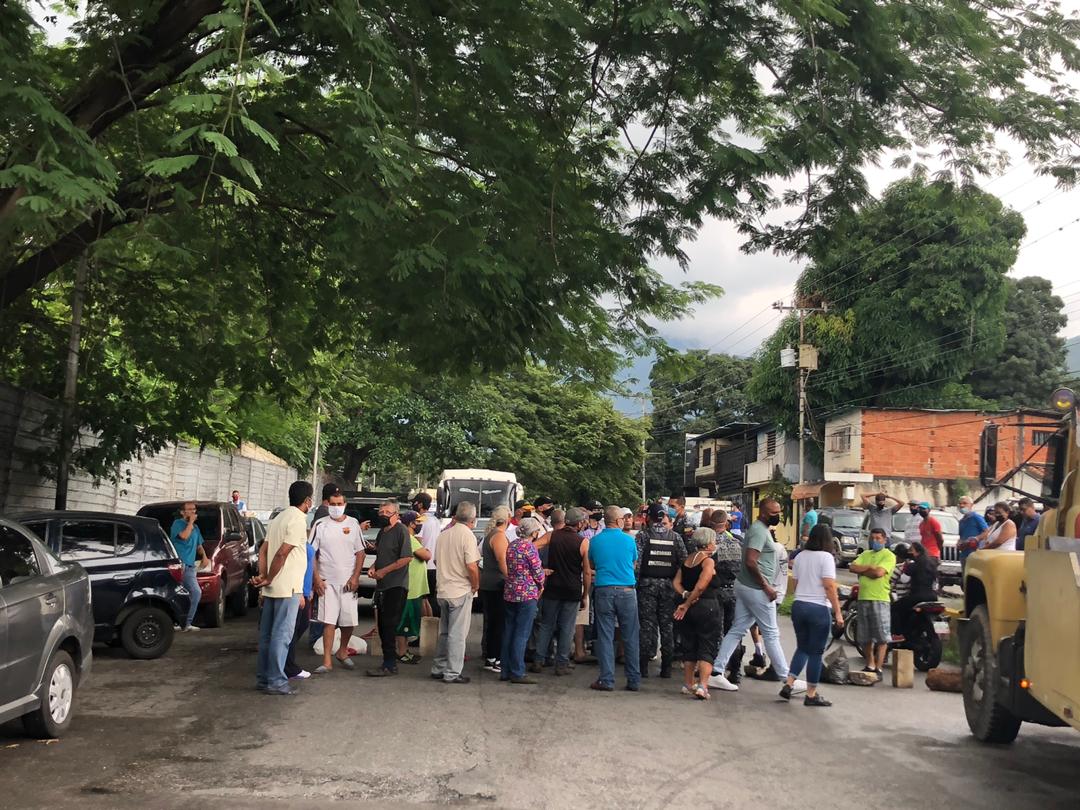 Conductores en Maracay trancan las vías al norte de la ciudad por la falta de gasolina #1Ago (Fotos)