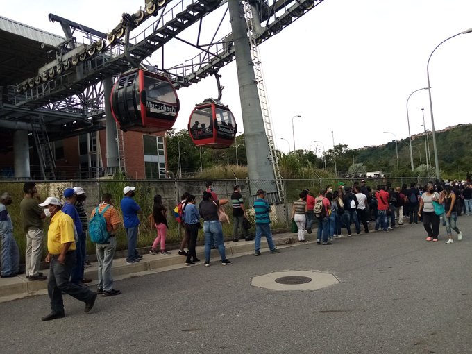 Merideños aguardan en cola para utilizar el sistema de Trolcable este #11Ago