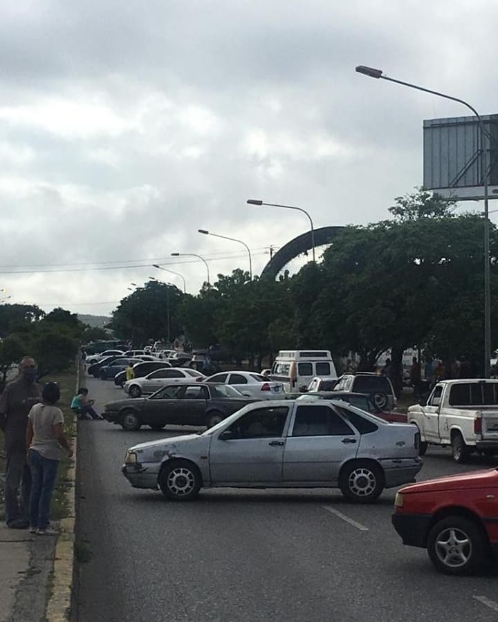 Larenses se cansaron de estar días haciendo cola para gasolina: Trancaron toda una avenida para ejercer presión (Video)